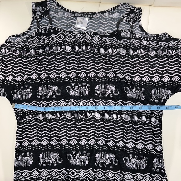 Slinky ethnic print, cold shoulder top, size large - Picture 7 of 7